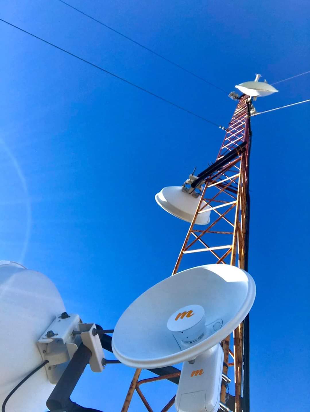 Torre de transmisión de Skinet Internet con antenas